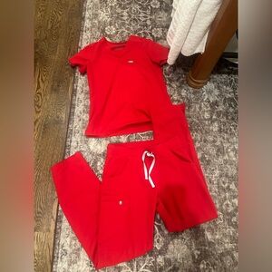 FIGS Winning Red Women’s Scrub Set Small Tall